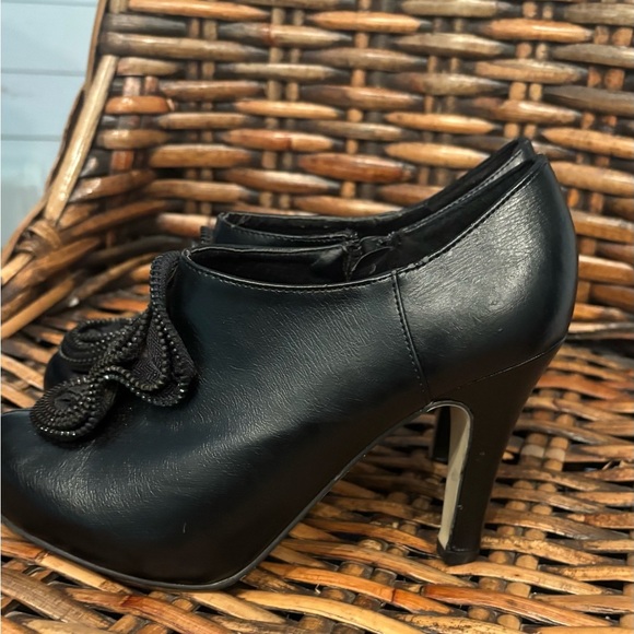 Madden Girl Shoes Women's Size
7.5  Black Rokker Zipper Flower
Pumps Booties - Picture 4 of 8
